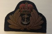 Кокарда старшего командного состава ВМС Великобритании. Размер: 7,3х9,3 см. Тканый материал, шитье. Великобритания, 1941-1945 гг.