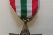 Медаль «Звезда Италии» на ленте. Размер: 4,2х3,7 см, лента 5,5х3,3 см. Металл, лента репсовая. Великобритания