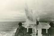 Катер-охотник атакует глубинными бомбами вражескую подводную лодку. 1941 г.