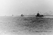 Эсминцы кильватерной колонной идут в Баренцево море на выполнение боевого задания, май 1944 г.